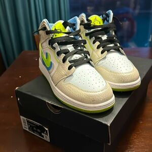 Like new air Jordan 1 mid se.